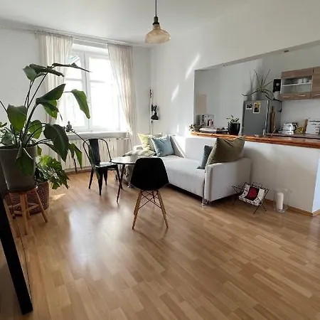 Vibey & Spacious Riverside With Fast Wifi
